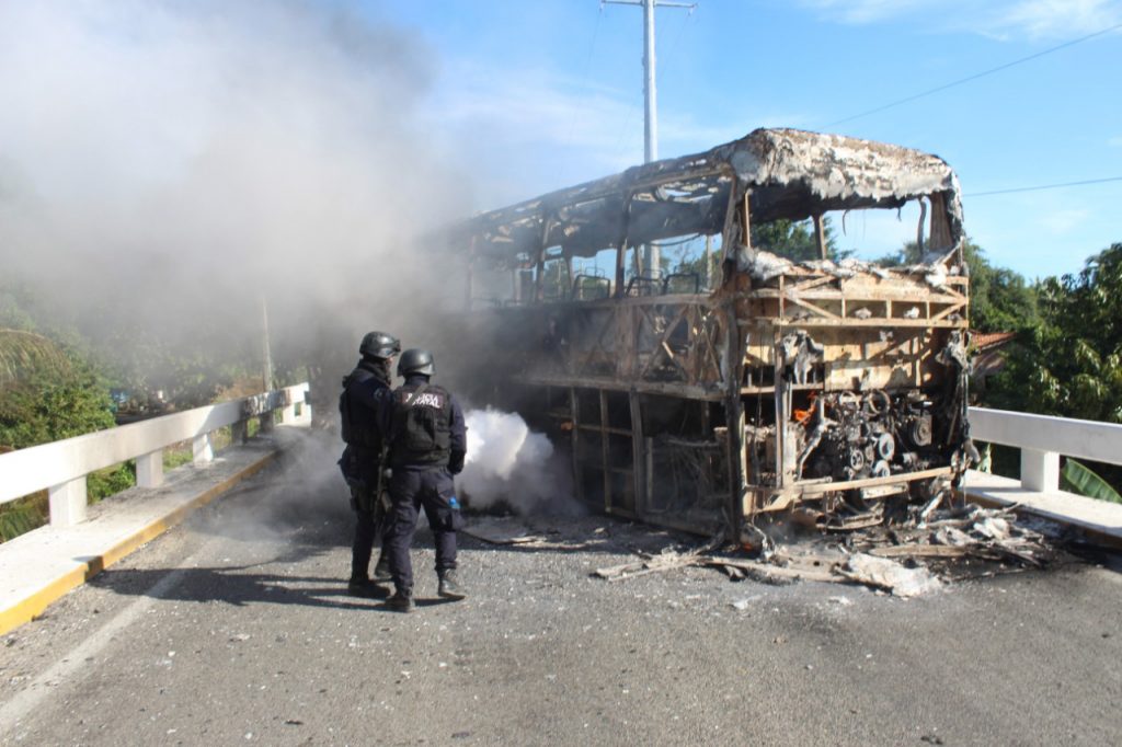 Incendian Tres Autobuses Y Un Torton En Petatl N La Voz De Zihuatanejo