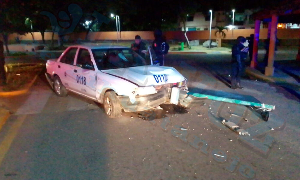 Taxi se estampa con un poste en el Centro de Zihuatanejo La voz de